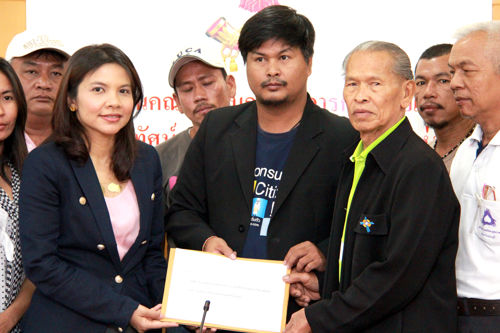 กสทช.สุภิญญา รับหนังสือร้องเรียนจากสมาคมพิทักษ์สิทธิผู้บริโภค และเครือข่าย