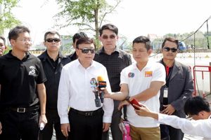 เลขาธิการ กสทช. นำสื่อมวลชนลงพื้นที่สนามหลวงตรวจการเคลื่อนย้ายเสาสัญญาณโทรศัพท์เคลื่อนที่ เพื่อปรับภูมิทัศน์เตรียมพื้นที่สำหรับจัดพระราชพิธีถวายพระเพลิงพระบรมศพ