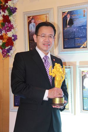 “กสทช. สุทธิพล” เข้ารับประทานรางวัล ชีวิตต้องสู้ไลฟ์ อวอร์ด 2014 จากพระองค์เจ้าโสมสวลีฯ สาขาบุคคลดีเด่นผู้ทำคุณประโยชน์ต่อสังคมและสนับสนุนคนสู้ชีวิต