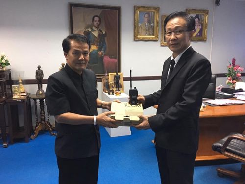 เข้าพบผู้ว่าราชการจังหวัดชุมพรเพื่อชี้แจงภารกิจ/บทบาทของ กสทช. และการใช้งานความถี่กลางพร้อมทั้งมอบวิทยุสื่อสาร