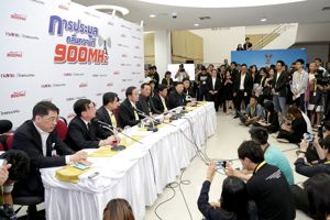 ราคาการประมูลคลื่นความถี่ย่าน 900 MHz ทะลุแสนล้านบาทแล้ว กสทช. ย้ำราคาค่าบริการต้องต่ำกว่าอัตราค่าบริการ 3G เดิม