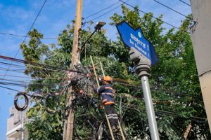 สำนักงาน กสทช. ดำเนินการรื้อถอนสายสื่อสารตามโครงการทดลองวางโครงข่ายสายปลายทางเพียงรายเดียว (Single Last Mile) ซอยศุภราช 1   