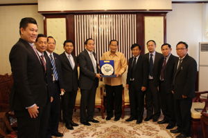 พลอากาศเอก ธเรศ ปุณศรี ประธาน กสทช. พร้อมด้วย พลอากาศตรี ธนพันธุ์ หร่ายเจริญ รองเลขาธิการ กสทช. คณะผู้บริหารและเจ้าหน้าที่จาก สำนักงาน กสทช. ได้เดินทางเข้าเยี่ยมคารวะ ฯพณฯ นาย Hiem Phomachanh รัฐมนตรีว่าการกระทรวงไปรษณีย์และโทรคมนาคม (Ministry of Posts and Telecommunications) และคณะผู้บริหารระดับสูง แห่งสาธารณรัฐประชาธิปไตยประชาชนลาว (สปป.ลาว)