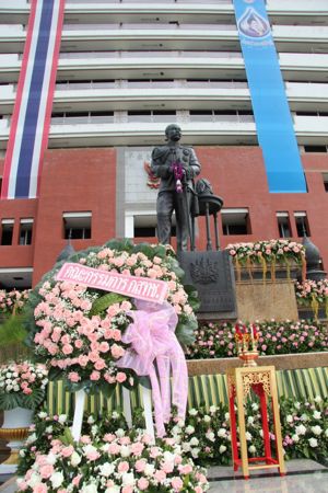 พิธีวางพวงมาลา เนื่องในวันปิยมหาราช