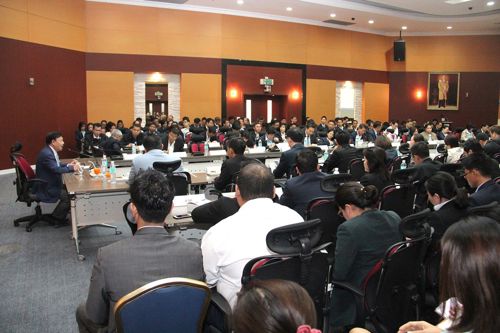 เลขาธิการ กสทช. ประกาศทิศทางการดำเนินงานของสำนักงาน กสทช. ปี 2559 ต่อผู้บริหารสำนักงาน เน้นงานกำกับดูแลรวดเร็ว และเข้มข้น พร้อมรับฟังความคิดเห็นทีวีดิจิตอลเพื่อแก้ไขปัญหาร่วมกัน
